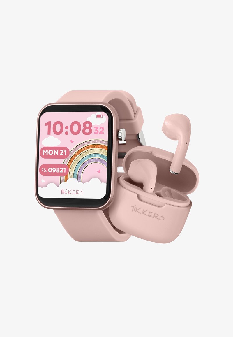 Montre connectée rose affichant l'heure, la date et le nombre de pas à côté d'écouteurs sans fil assortis dans un boîtier de chargement ouvert sur un fond blanc.