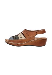 Sandalia wedge de cuero marrón con patrones recortados, acentos de paneles multicolores y detalle de costura en contraste a lo largo de la suela.