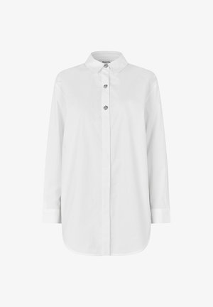 Camicia bianca a maniche lunghe con colletto classico e bottoni frontali decorativi color argento. Realizzata in tessuto liscio e leggero.