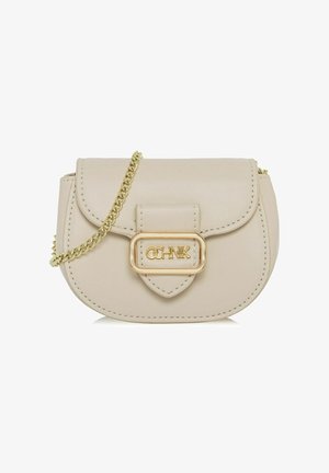 Beżowa skórzana torebka z złotym łańcuchowym paskiem, zamykana na górze klapką oraz z klamrą na froncie z wytłoczonym napisem. Okrągły kształt z przeszyciami.