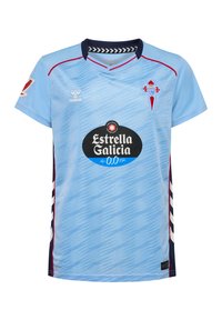 Camiseta de fútbol azul claro con un patrón texturizado, acentos en azul marino y rayas blancas. Presenta un logo de patrocinador negro en el frente y un escudo bordado.
