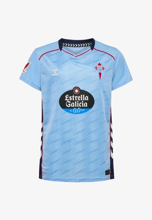 Camiseta de fútbol azul claro con un patrón texturizado, acentos en azul marino y rayas blancas. Presenta un logo de patrocinador negro en el frente y un escudo bordado.