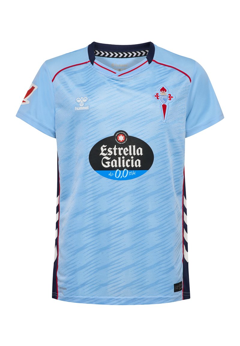 Camiseta de fútbol azul claro con un patrón texturizado, acentos en azul marino y rayas blancas. Presenta un logo de patrocinador negro en el frente y un escudo bordado.