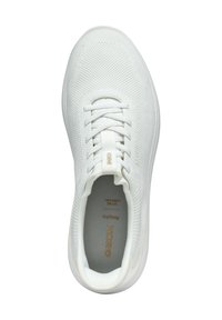 Sneaker bianca in rete con una tomaia testurizzata e lacci piatti, dotata di una fodera grigia e dettagli del logo dorato. Punta arrotondata e suola leggera.