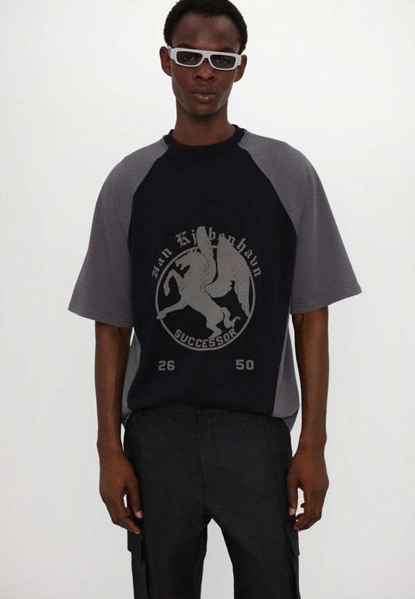 SUCCESSOR PRINTED TEE - Print T-shirt3