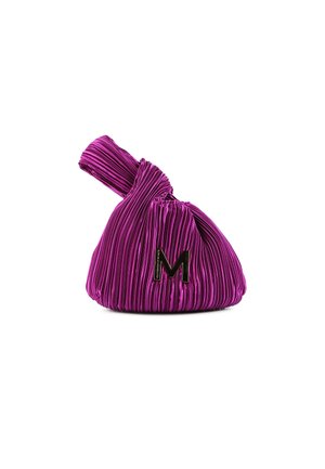 Bolso de mano de tela plisada púrpura con un mango anudado y un detalle en forma de "M" negro en el frente. Textura suave y forma redondeada y única.