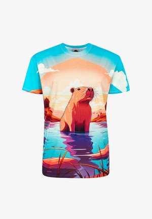 Camiseta de manga corta con un capibara en el agua, con un fondo degradado de turquesa y durazno. Tejido de poliéster con una impresión vibrante y detallada.