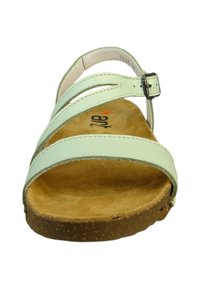 Sandalias de cuero verde claro con tres tiras delgadas y cierre de hebilla, que presentan una plantilla de corcho marrón y un forro de ante color beige claro.