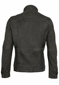 Schwarze Lederjacke mit glatter, matter Oberfläche, Stehkragen und langen Ärmeln. Merkmale sind kontrastierende Nähte und ein taillierter Schnitt.
