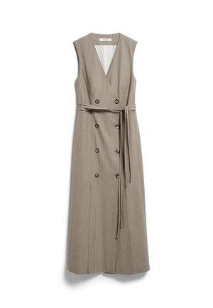 Ärmelloses, beigefarbenes Midikleid mit V-Ausschnitt, zweireihigen Knöpfen und einem passenden Stoffgürtel, der in der Taille gebunden ist.