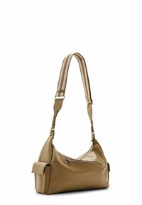 Sac à bandoulière en cuir fauve avec une texture douce, poche zippée diagonale et sangle rayée ajustable. Comprend une poche latérale pour un rangement supplémentaire.