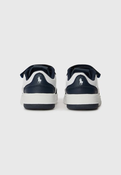 Zapatillas blancas y marinas con un acabado de cuero liso, que presentan acentos texturizados, una cinta de tela y un logotipo en el talón.