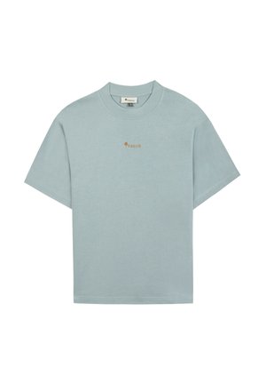 Hellblaues T-Shirt mit kurzen Ärmeln und Rundhalsausschnitt, mit kleinem hellbraunem "Faguo"-Logo und Baum-Symbol mittig auf der Brust.