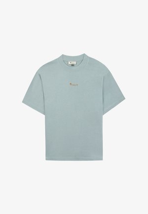 Hellblaues T-Shirt mit kurzen Ärmeln und Rundhalsausschnitt, mit kleinem hellbraunem "Faguo"-Logo und Baum-Symbol mittig auf der Brust.