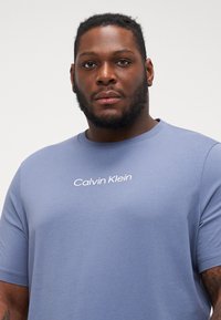 Calvin Klein HERO LOGO COMFORT - Μπλουζάκι με στάμπα - grisaille