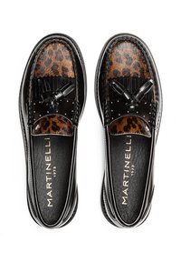 Des mocassins en cuir noir avec un devant en imprimé léopard, du matériel décoratif noir et des accents de clous subtils. Texture lisse avec une forme arrondie.
