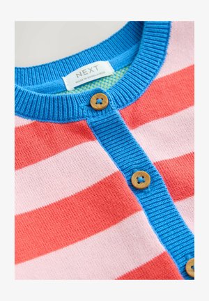 Nära bild av en randig stickad kofta med korallfärgade och ljusrosa ränder, blå ribbad krage och kant samt träknappar.