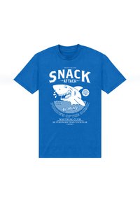 Modré bavlněné tričko s grafikou usmívajícího se žraloka a výrazným bílým textem "SNACK ATTACK", s prvky námořnického designu.