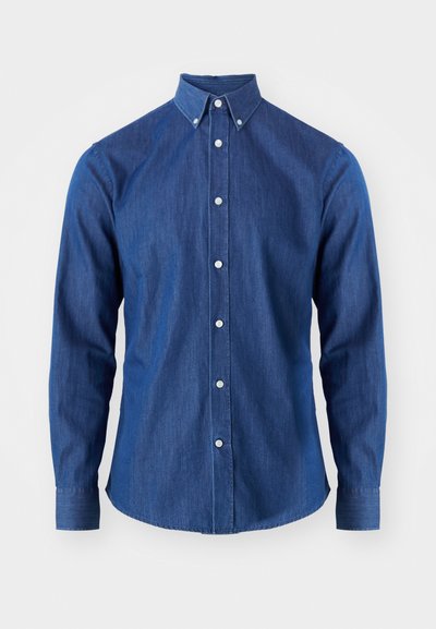Cămașă din denim de culoare albastru închis, cu guler cu butoni, mâneci lungi și tiv drept. Prezintă nasturi albi pe toată partea din față.