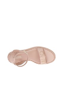 Sandal con tacco rosa con suola intrecciata, una larga fascia frontale con borchie decorative e una sottile cinghia alla caviglia con una fibbia dorata.