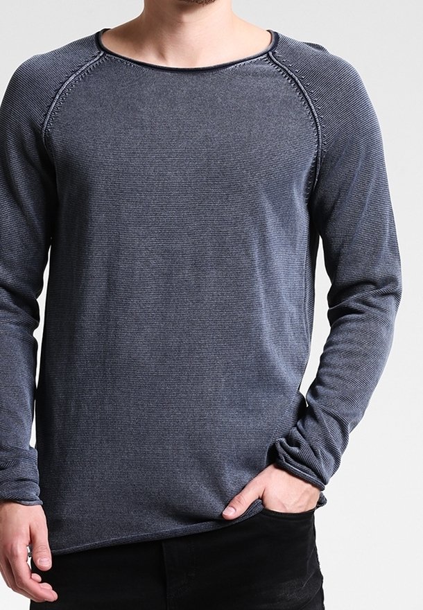 Mörkblå långärmad skjorta med ett strukturerat stickat mönster, rund halsringning och raglanärm, med sömnadsdetaljer längs sömmarna.