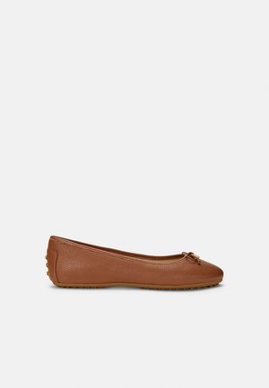 JAYNA PEBBLED LEATHER DRIVER FLAT - Ballerine - lauren tan