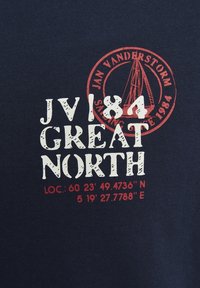 Navyblaue Baumwoll-T-Shirt mit einem grafischen Druck in Weiß und Rot. Das Design enthält den Text "JV 184 GREAT NORTH" sowie Koordinaten.