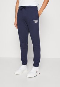 Tommy Jeans SLIM ENTRY GRAPHIC SWEATPANT - Pantalones deportivos - twilight navy