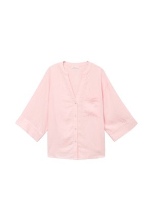 Lichtroze, losvallend overhemd met knopen, wijde driekwart mouwen en een borstzakje.