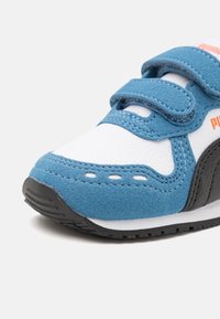 Puma CABANA RACER 20 UNISEX - Sneakers - white/black/blue horizon/maple syrup