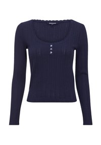 Top a maniche lunghe a coste blu navy con scollatura scallop e chiusura frontale a tre bottoni, vestibilità slim. Tessuto morbido con leggera elasticità.