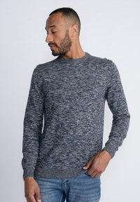 Marineblauw en grijs gemêleerd gebreid sweater met een ronde hals, lange mouwen en een ribbelzoom. Zachte textuur en een getailleerd ontwerp zonder zichtbare logo's.