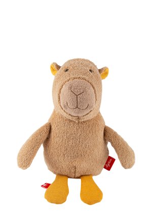 Peluches doux marron ressemblant à un ours avec un museau rond, de petites oreilles et des pieds en tissu jaune, debout sur un fond blanc.