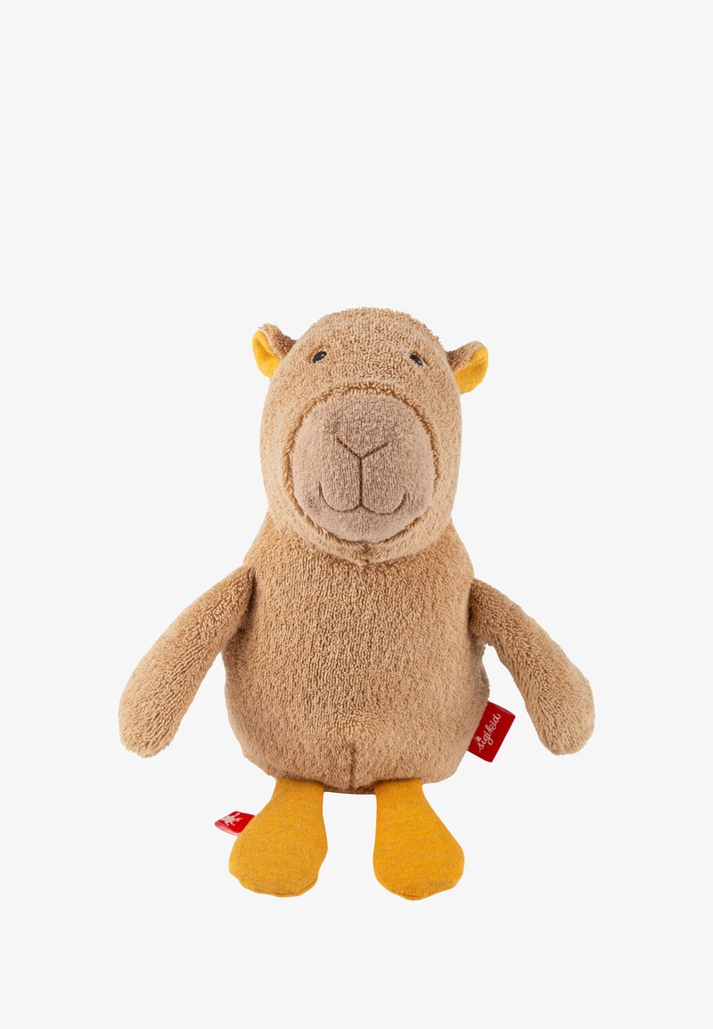 Peluches doux marron ressemblant à un ours avec un museau rond, de petites oreilles et des pieds en tissu jaune, debout sur un fond blanc.