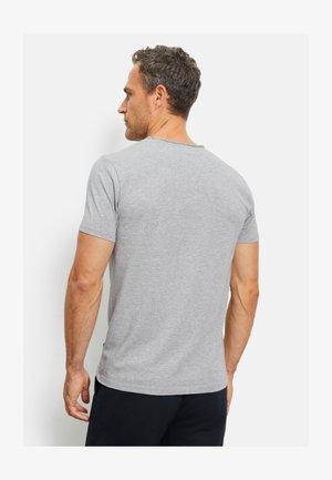 T-shirt grigio a maniche corte in misto cotone, con scollatura rotonda e vestibilità comoda, senza loghi o pattern visibili.