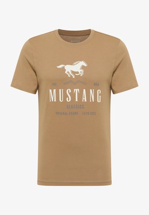 Bežinė trumpo rankovio marškinėlių medžiaga yra medvilnė. Yra baltas arklių logotipas ir tekstas "MUSTANG CLASSICS" kontrastingomis spalvomis. Lygus paviršius.