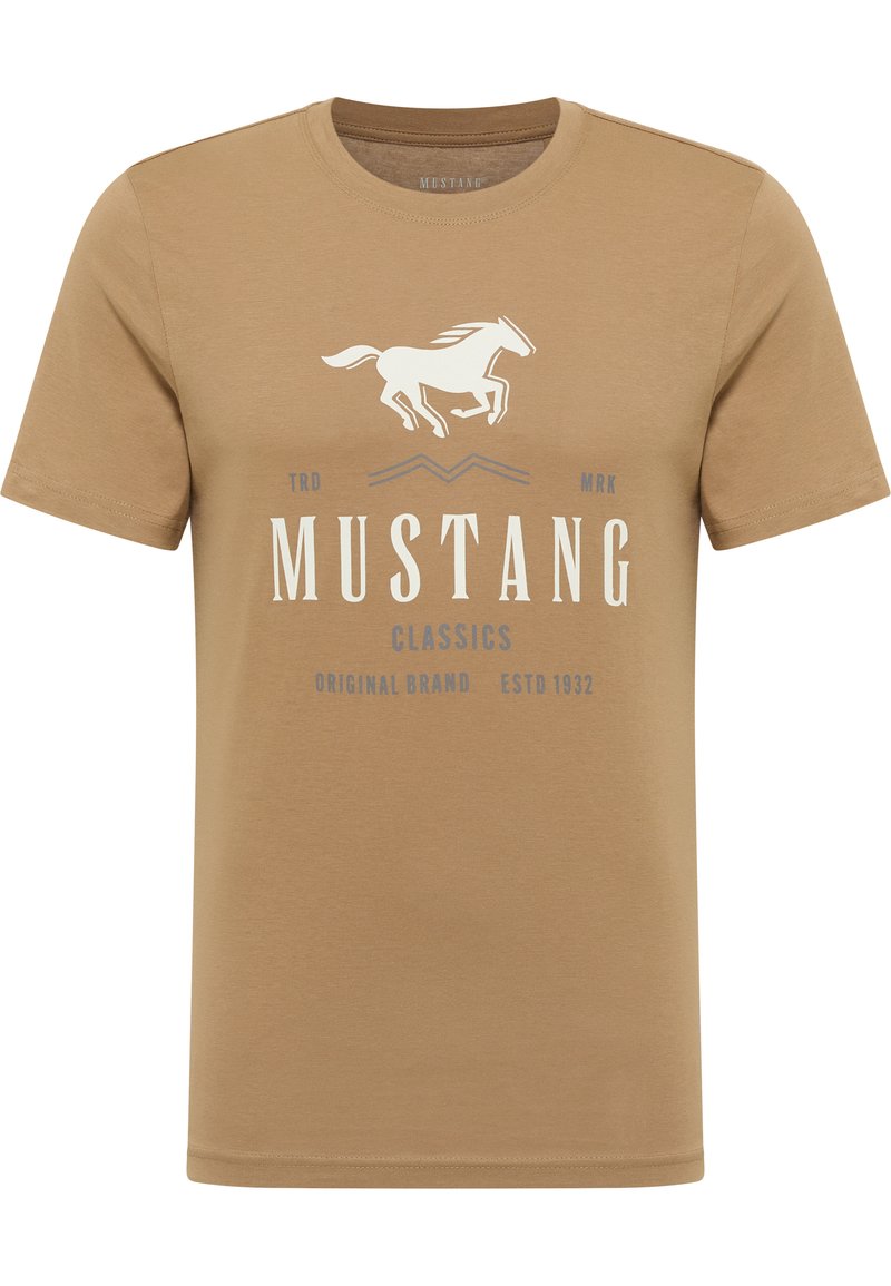 Beidzis īsām piedurknēm T-krekls, izgatavots no kokvilnas. Ar baltu zirgādu logotipu un tekstu "MUSTANG CLASSICS" kontrastējošās krāsās. Gluda tekstūra.