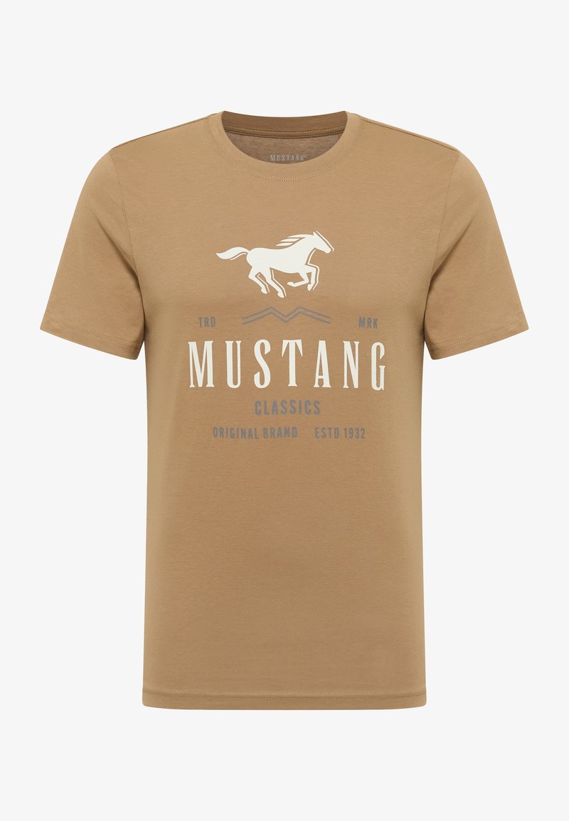 Beidzis īsām piedurknēm T-krekls, izgatavots no kokvilnas. Ar baltu zirgādu logotipu un tekstu "MUSTANG CLASSICS" kontrastējošās krāsās. Gluda tekstūra.