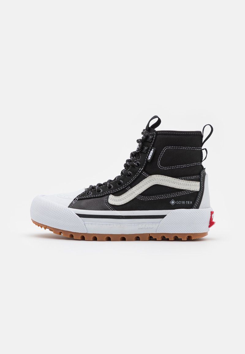 Schwarz-weiße High-Top-Sneakers aus strukturiertem Stoff, mit Gummisohle und wasserfestem GORE-TEX. Mit kontrastierenden Streifen und Logodetails.