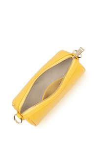 Pochette en cuir jaune avec une fermeture éclair, de forme rectangulaire et surface lisse. Intérieur beige avec un seul compartiment.