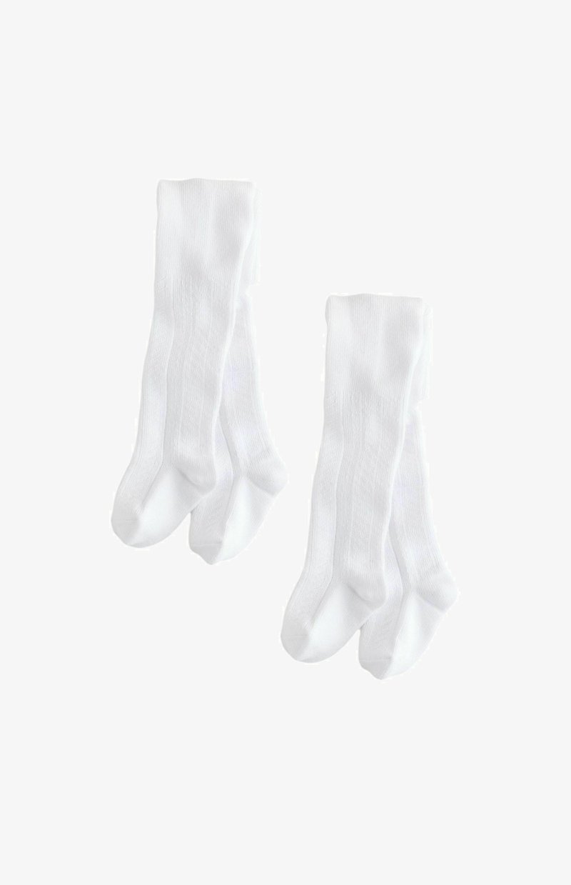Białe skarpetki bawełniane, do kolan, z prążkowaną strukturą, z wzmocnionymi palcami i piętami, o gładkim wykończeniu i bez widocznych wzorów czy akcentów.