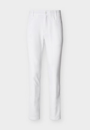 Valged kitsad püksid nööpide ja tõmblukuga, vöökinnituste ja esi taskutega, esitatud valgel taustal.