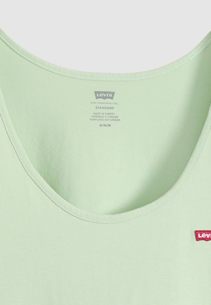 Lichtgroen Levi's tanktop met ronde hals, rood Levi's-logo op de borst, gemaakt in Turkije, maat medium.