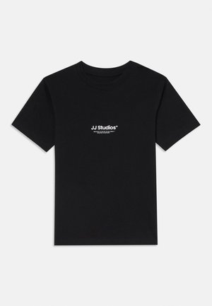 T-shirt in cotone nero con maniche corte, scollatura rotonda e logo stampato bianco sul petto. Texture liscia, design casual.