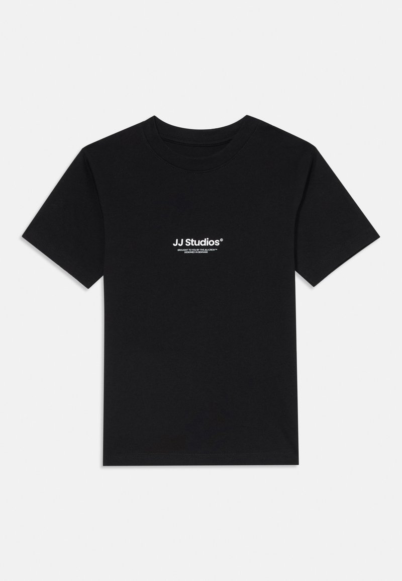 Juodas medvilninis marškinėliai su trumpomis rankovėmis, apvalia iškirpte ir balta logo spausdinta ant krūtinės. Lygi tekstūra, kasdieniškas dizainas.