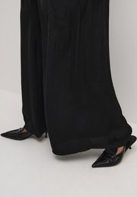Kaffe Curve KCAMALIE - Stoffhose - black deep