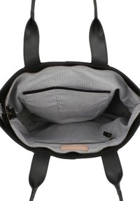 Zwarte leren schoudertas met twee handvaten, gestreepte stoffen voering, binnenvak met rits en een vlak labelgebied.