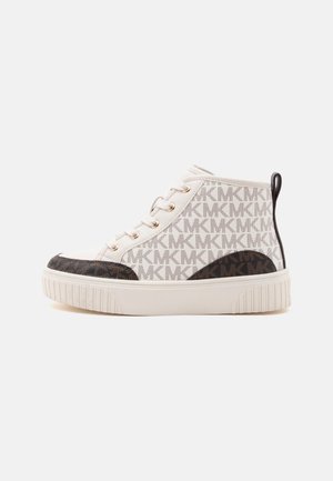 High-top sneaker med beige sål, hvide snørebånd, beige stof med gentaget MK-logo og mørkebrune accenter på tåen og hælen.