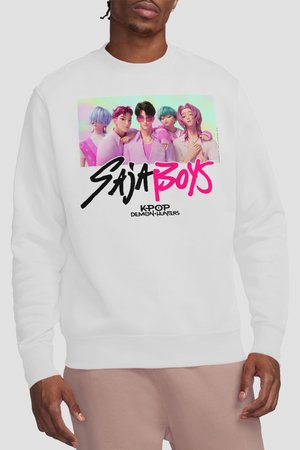 Weißer Sweatshirt mit farbenfrohem Saija Boys K-pop Demon Hunters Grafik, die fünf stilisierte Charaktere in Pastelltönen zeigt.