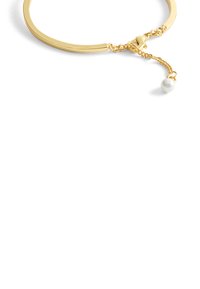 Bracciale in tono oro caratterizzato da una forma rotonda e liscia, con un accento a catena e una piccola perla bianca che pende di lato.